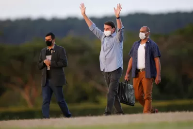 Enfermo de covid-19, Bolsonaro recibió a simpatizantes en la residencia presidencial