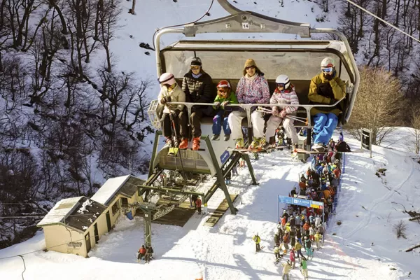 Esquiadores residentes en Bariloche se preparan para disfrutar del Cerro Catedral