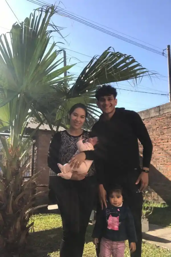 FELICES. Lucas Diarte junto a Laura y las hijas de la pareja: Martina, la bebé, e Isabella, la mayor.