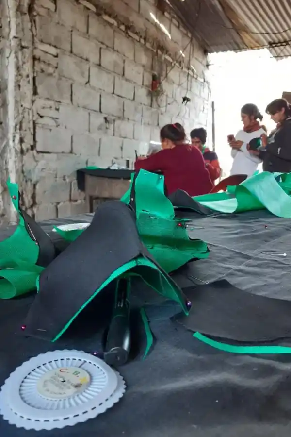 CONFECCIÓN. Los moldes unids aguardan por las costuras en el taller. la gaceta / foto de martin dzienczarski 