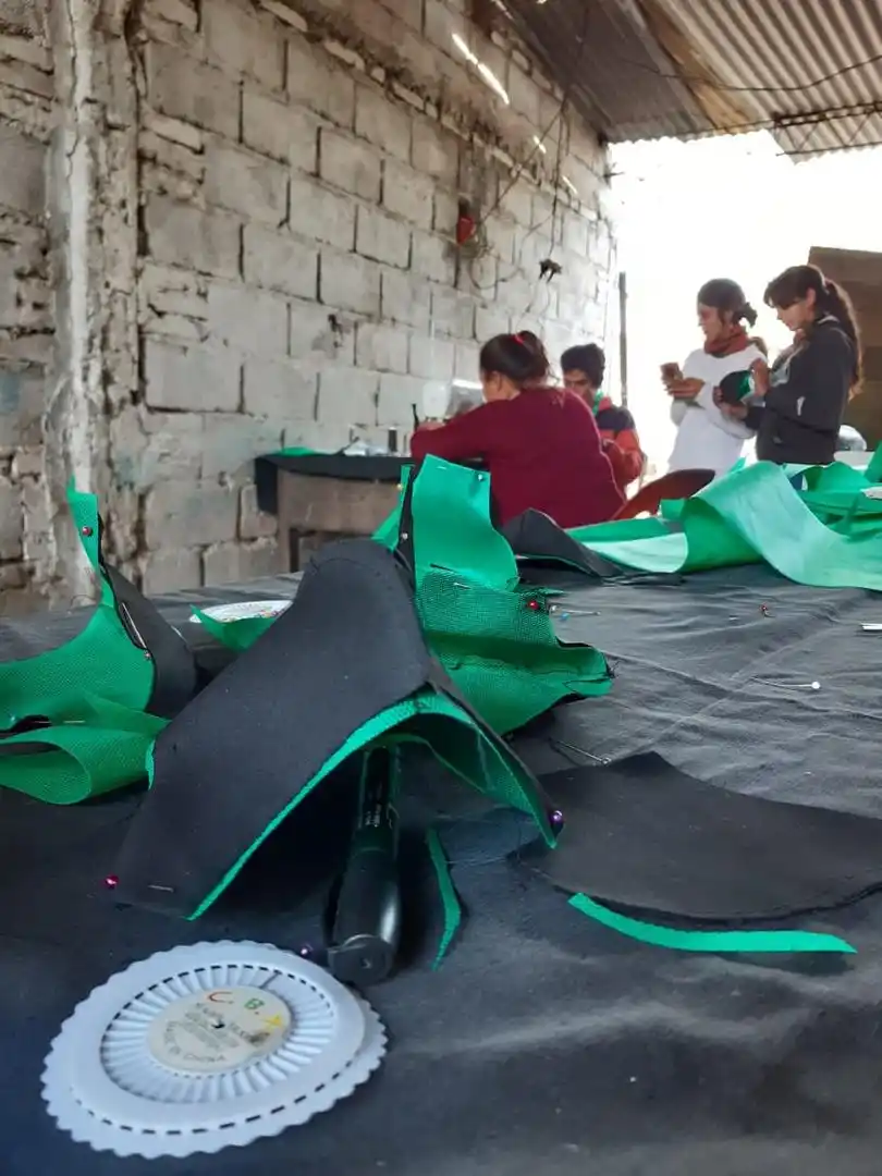 CONFECCIÓN. Los moldes unids aguardan por las costuras en el taller. la gaceta / foto de martin dzienczarski 