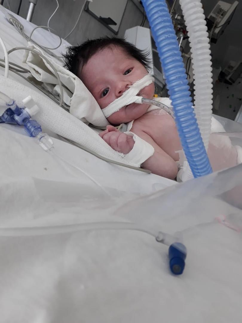 LO PEOR YA PASÓ. Jeremías se despertó de la anestesia y miró a su mamá, en la terapia intensiva cardiológica del Hospital de Niños. GENTILEZA RUBÉN TOLEDO