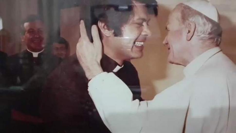 HISTÓRICO. Un emocionado padre Juárez es saludado por Juan Pablo II.
