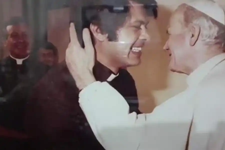 HISTÓRICO. Un emocionado padre Juárez es saludado por Juan Pablo II.