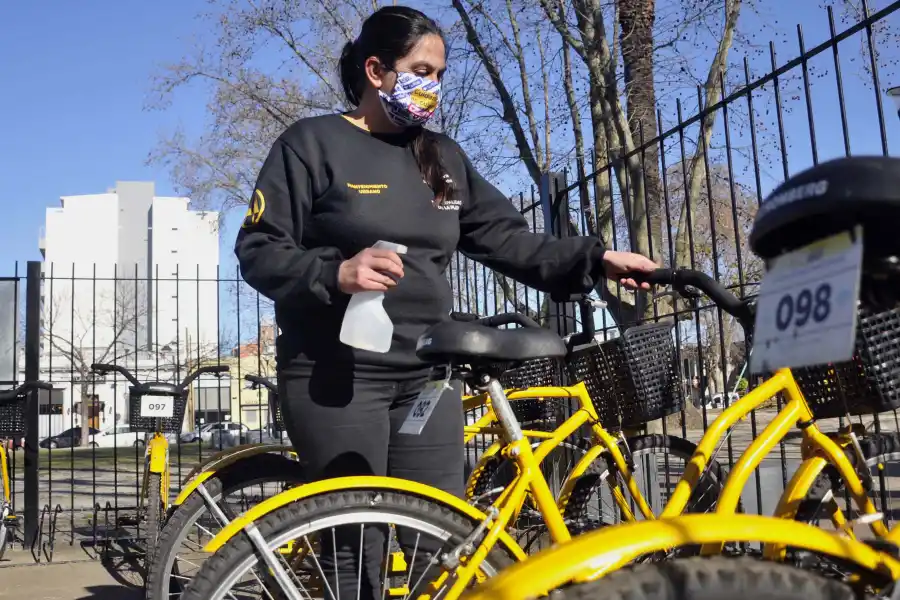 DESINFECCIÓN. En La Plata, cada bicicleta de las que se prestan a los usuarios es rociada con una solución de alcohol al 70% en los puntos de contacto. Además, se le exige al usuario el uso del barbijo.