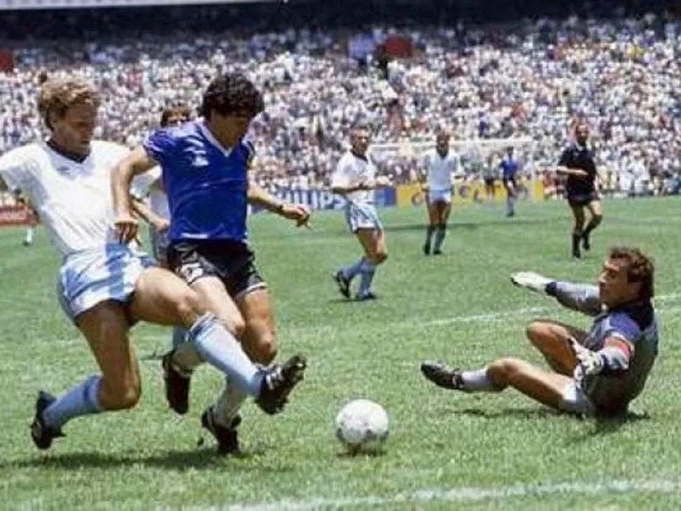 LOS PIES DEL HOMBRE. Maradona está completando la mejor jugada de la historia de los mundiales, que coronará con el gol que eliminará a los ingleses. 