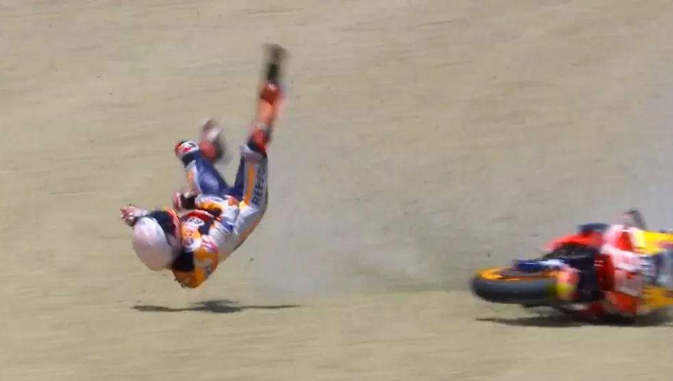 IMPACTANTE. El piloto español Marc Márquez cayó de su moto y siguió rebotando por el pavimento hasta detenerse en el pasto.