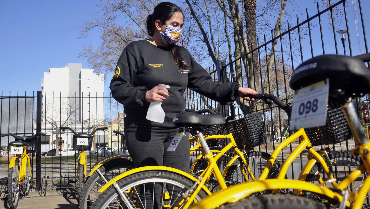 DESINFECCIÓN. En La Plata, cada bicicleta de las que se prestan a los usuarios es rociada con una solución de alcohol al 70% en los puntos de contacto. Además, se le exige al usuario el uso del barbijo.