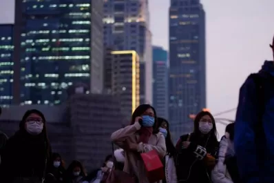 Tras registrar 100 nuevos casos diarios, advierten en Hong Kong sobre un nuevo confinamiento