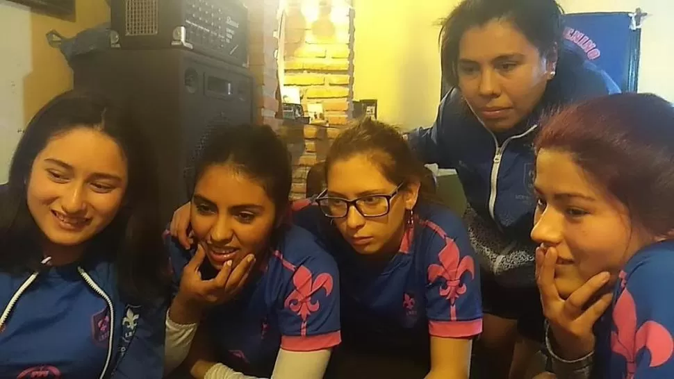 GRAN EQUIPO. Ángeles Mendoza, Victoria Céliz, Aldana Córdoba, Sofía Lana y Sabrina Palavecino fueron las representantes de Liceo en los torneos de rugby virtual.  