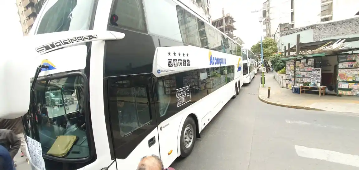 Con ómnibus de la empresa Aconquija, los choferes bloquearon el centro por deudas salariales
