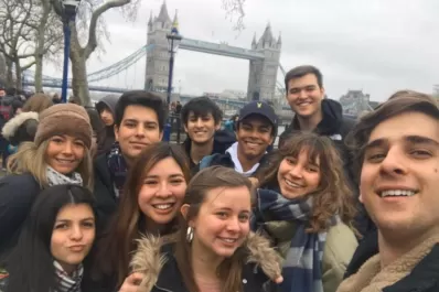 La odisea de 12 adolescentes repatriados que estaban de viaje de intercambio en otros países