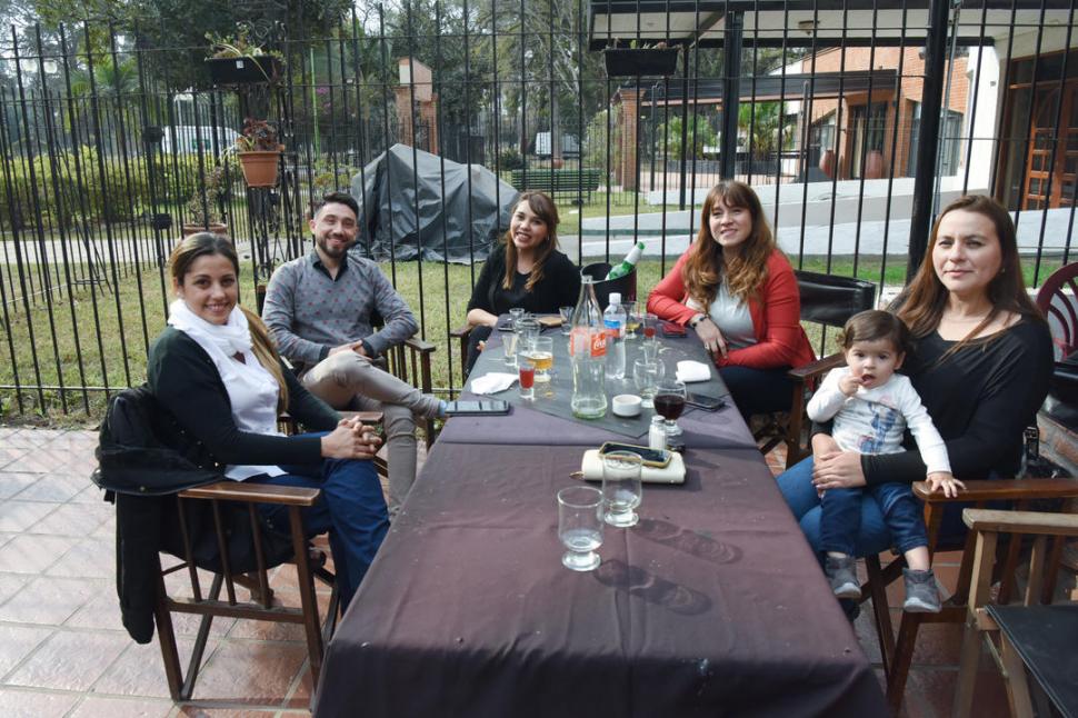 COMPAÑEROS. Gabriela, Fernando, Laura, Lorena, Melina (y Esperanza) almorzaron en el parque.