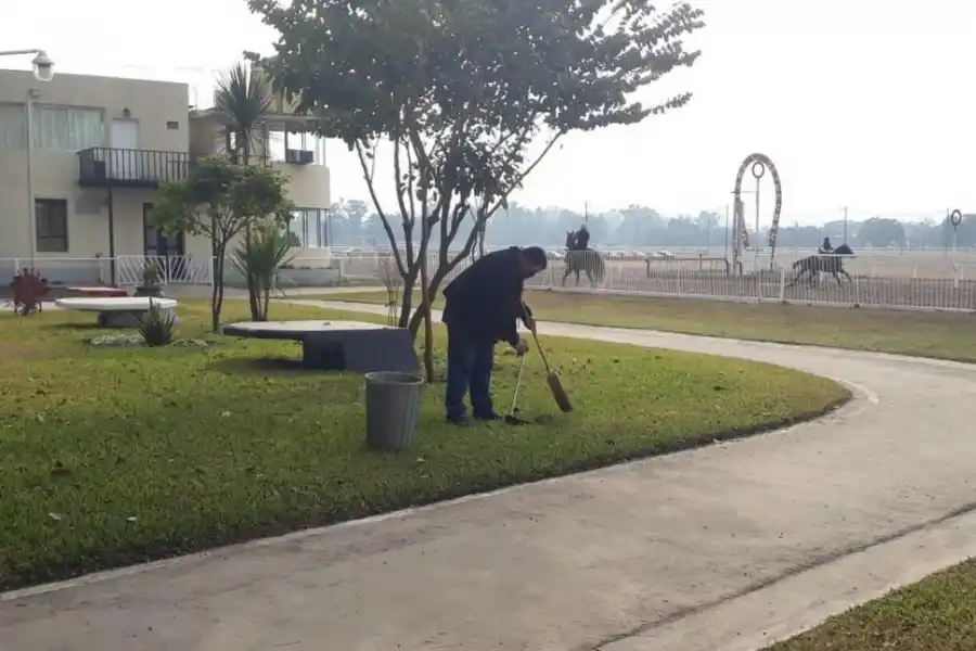 PREPARATIVO. El empleado Sergio Bravo realiza el mantenimiento de la nueva redonda del circo hípico de avenida Leguisamo.  