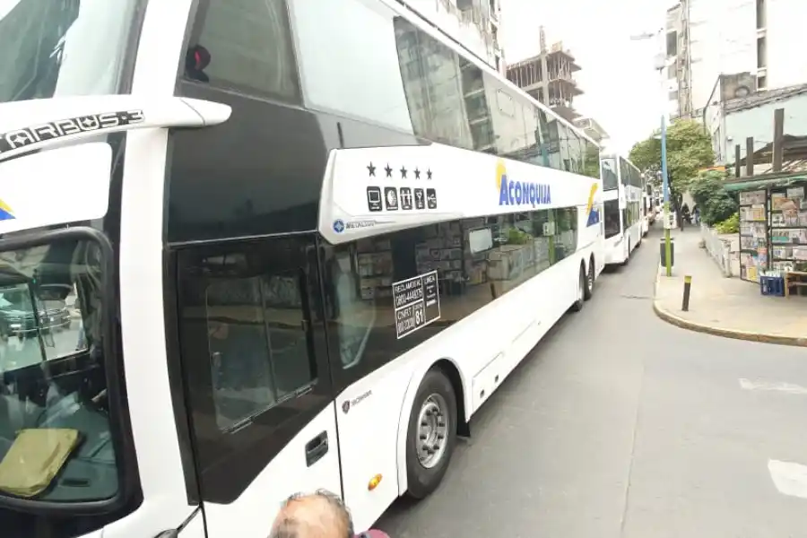 Con ómnibus de la empresa Aconquija, los choferes bloquearon el centro por deudas salariales