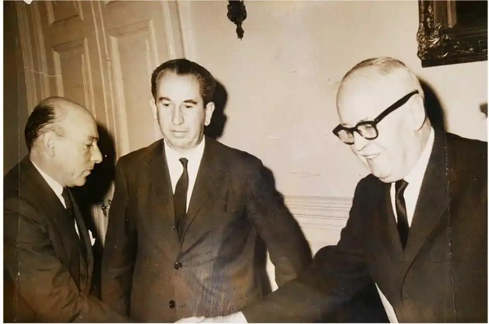 1964. El sabio saluda al gobernador interino Jorge Fiad y entre ellos el rector Eugenio Virla.  