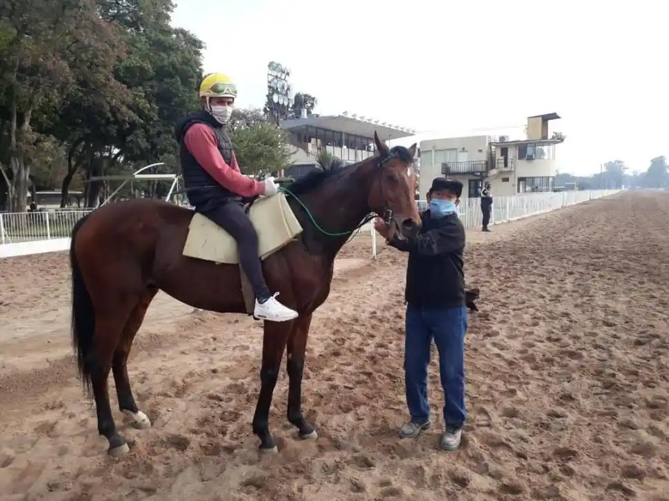 A PUNTO. Carlos Schulteis montará a Chuker For Ever en el clásico “105° Aniversario de la Caja Popular de Ahorros”.