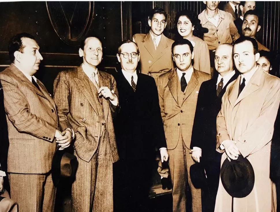 1939. Houssay (de lentes), junto al rector Prebisch (a su derecha), pocos minutos antes de subir al tren.  