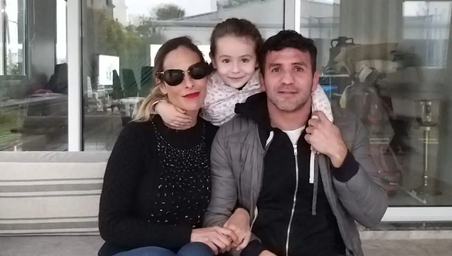 2020. Sebastián junto a Carolina e Isabella, de cuatro años. 