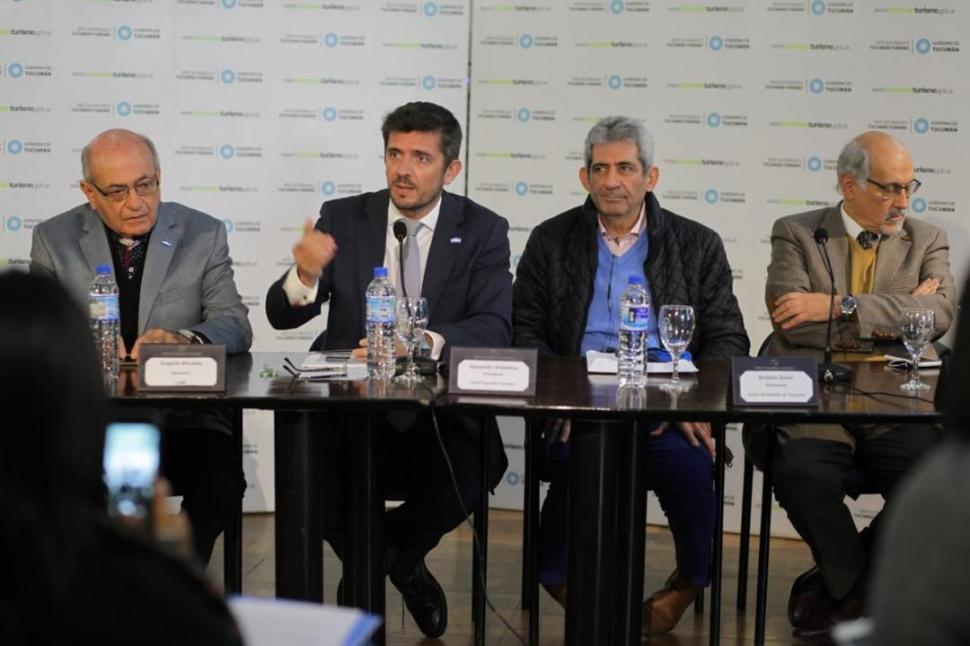 ANUNCIOS. El presidente del Ente, Sebastián Giobellina (al centro), y otros referentes del sector turístico.