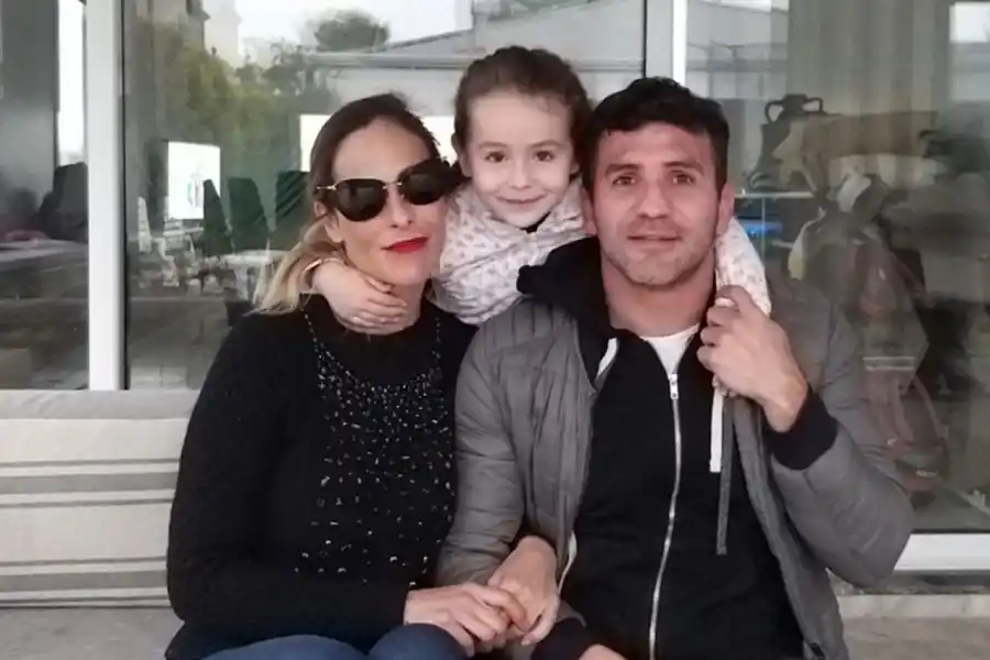 2020. Sebastián junto a Carolina e Isabella, de cuatro años. 