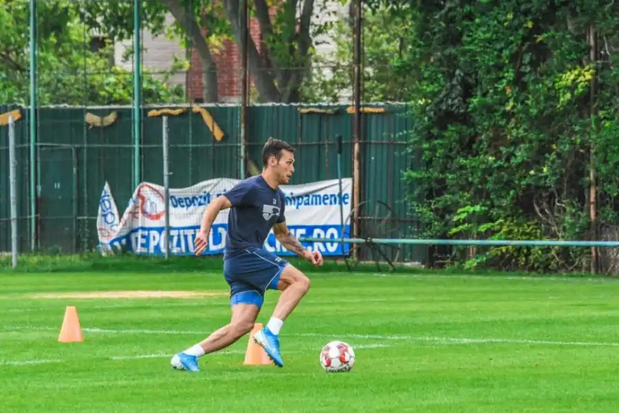 EN RUMANIA. Lucas Chacana llegó a principios de este año al fútbol europeo. TWITTER @Rayados