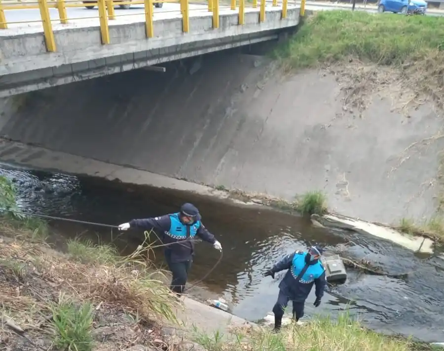 CANAL SUR. Personal policial y judicial rastrilla la zona.