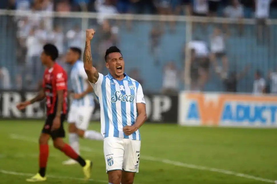 CELEBRACIÓN. Monzón levanta el puño tras el golazo que le marcó a Patronato, a fines de octubre del año pasado, 