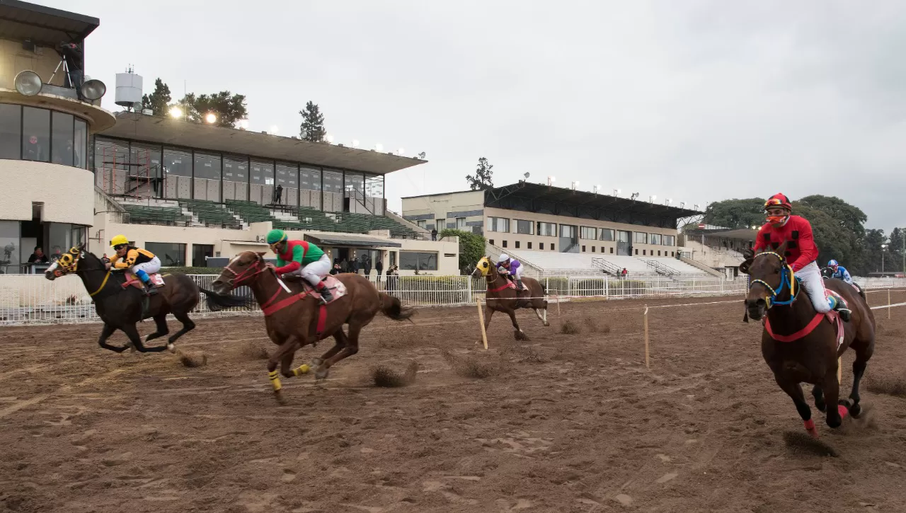 PROTOCOLO. Sin público en las tribunas, y con el cuidado de todas las medidas anticovid-19, retornaron las carreras de caballos a Tucumán.