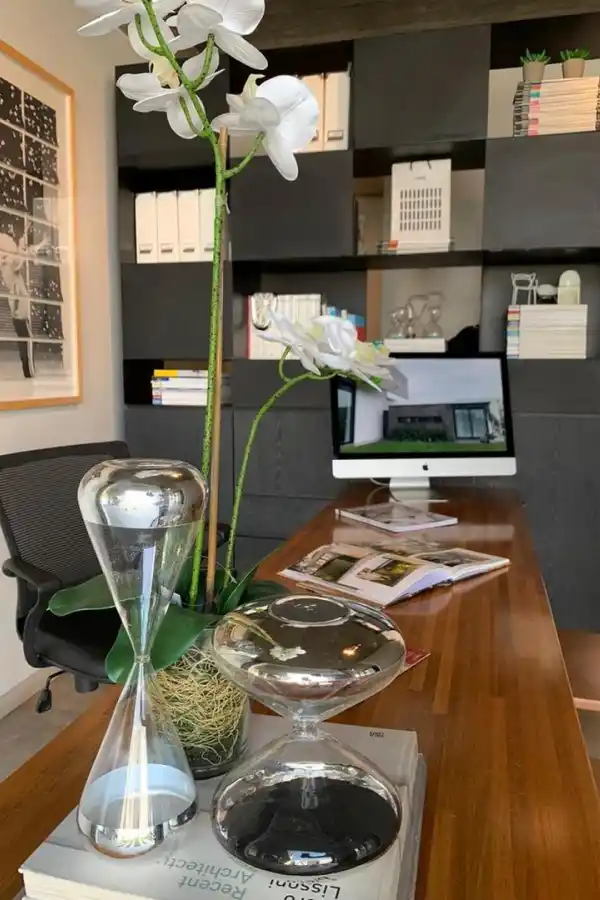  En los trabajos más de oficina y de diseño, el arquitecto Santiago Fernández Rey recomienda -y elige- los planos de trabajo (tablero, escritorio) de madera natural, que otorgan calidez a la vista y al tacto. En su estudio hogareño no tienen lugar las estridencias que “salten” a la vista y complementa la ambientación con flores naturales.