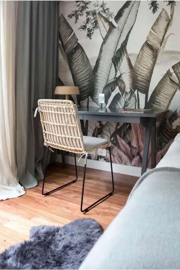  Un “rincón” de trabajo dentro del dormitorio puede distinguirse del resto del espacio creando una escena con murales y papeles. Obra de Mercedes Costal.