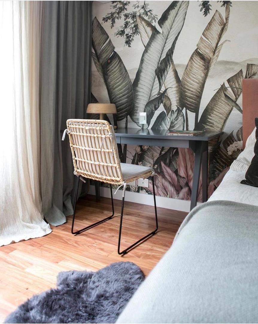  Un “rincón” de trabajo dentro del dormitorio puede distinguirse del resto del espacio creando una escena con murales y papeles. Obra de Mercedes Costal.