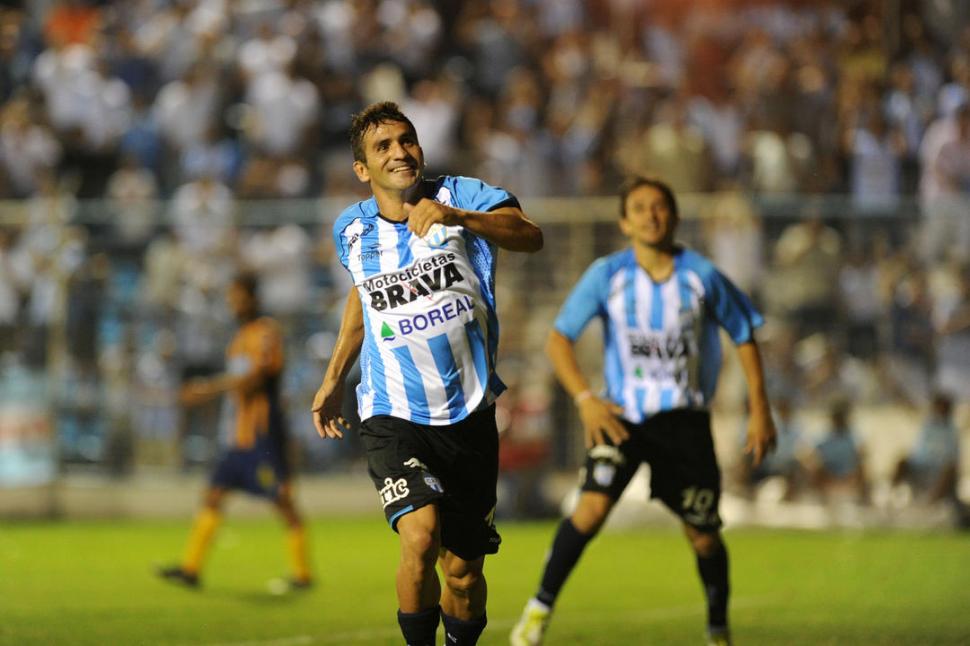 2011. “Seba” festeja un gol a Central, cuando el equipo estaba en la B Nacional. 