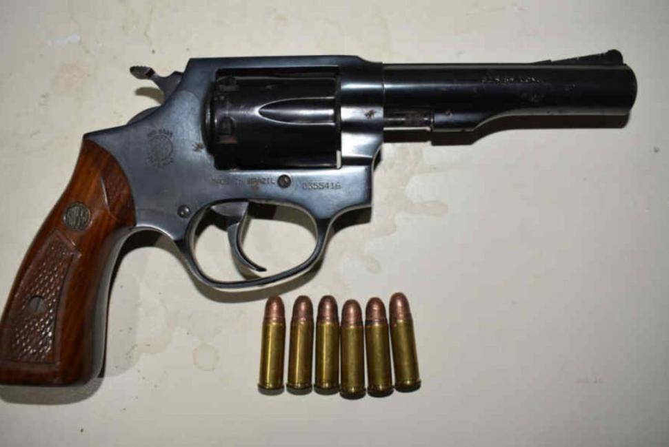 LAS ARMAS SECUESTRADAS. En la inspección de la escena del crimen se hallaron un revólver y una pistola  que pertenecían al padre Oscar Juárez.  
