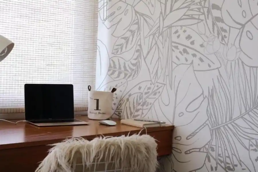  Colores claros y apacibles, pero con algún atractivo visual que aporta el mural. La luz natural es importante, y aunque de frente no es la situación ideal, se puede matizar con una persiana americana u otro tipo de cortina. Los colores grises, crudos, junto con la madera, brindan calidez y sensación de calma. Obra de Mercedes Costal, diseñadora.