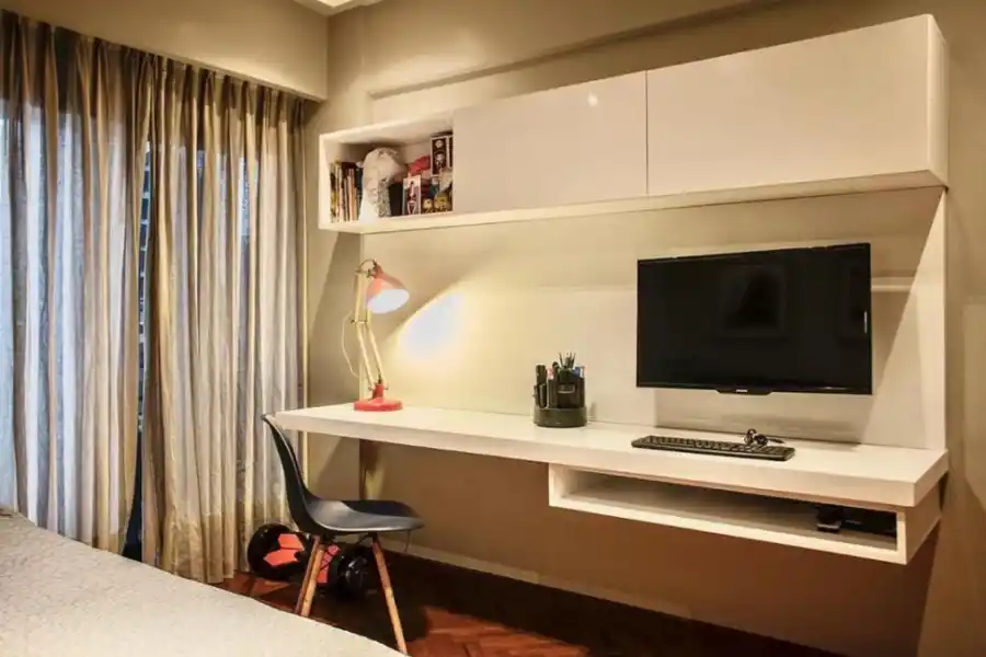  En el cuarto de los chicos se puede aprovechar el mueble de la TV para crear un espacio de estudio, donde tenga lugar la computadora. Fundamental: silla adecuada y luz puntual en el plano de trabajo. Obra de Tomás Fermoselle.