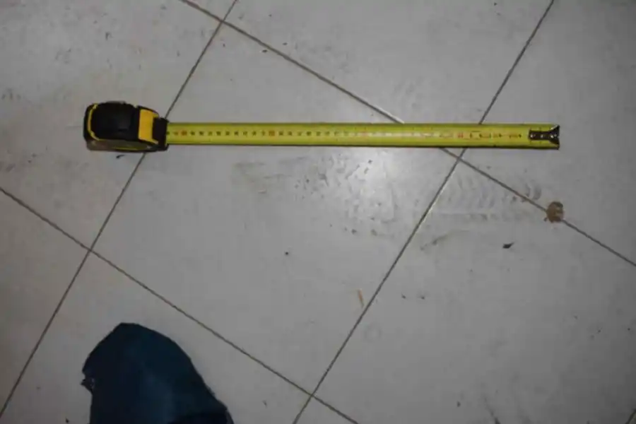 UN INDICIO IMPORTANTE. En las fotos de los extremos aparecen las huellas encontradas en la escena del crimen; en la imagen central, el dibujo de la suela de una zapatilla del mismo modelo.