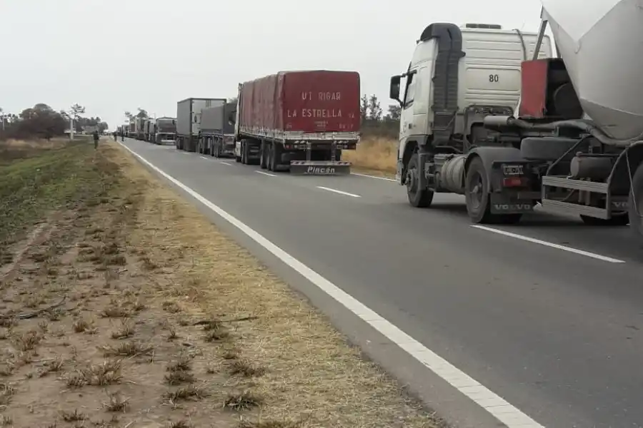 Los camioneros bloquearon la ruta 157 en reclamo por las demoras en el paso fronterizo