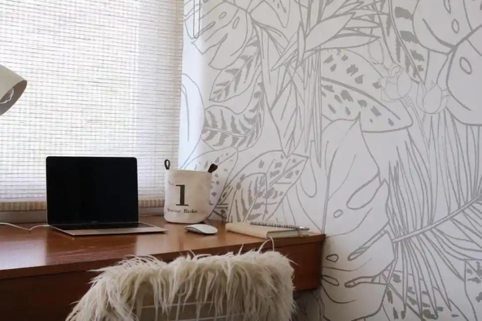  Colores claros y apacibles, pero con algún atractivo visual que aporta el mural. La luz natural es importante, y aunque de frente no es la situación ideal, se puede matizar con una persiana americana u otro tipo de cortina. Los colores grises, crudos, junto con la madera, brindan calidez y sensación de calma. Obra de Mercedes Costal, diseñadora.