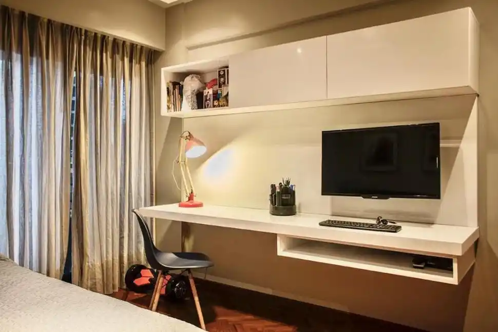  En el cuarto de los chicos se puede aprovechar el mueble de la TV para crear un espacio de estudio, donde tenga lugar la computadora. Fundamental: silla adecuada y luz puntual en el plano de trabajo. Obra de Tomás Fermoselle.