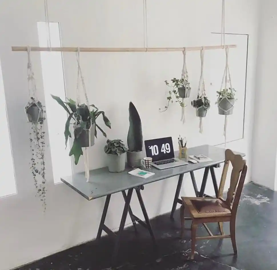  La arquitecta Agostina Sacco (Multiestudio) incorpora plantas al espacio de trabajo, como parte del confort visual. “La menor cantidad de objetos, todos funcionales. Siempre un mix de artículos: nuevos que siguen la tendencia. Antiguos con valor sentimental y reciclados para no contaminar el planeta. Porque equilibrio es belleza. Un espacio en armonía no solo es estético, sino también ético y sostenible”, recomienda.