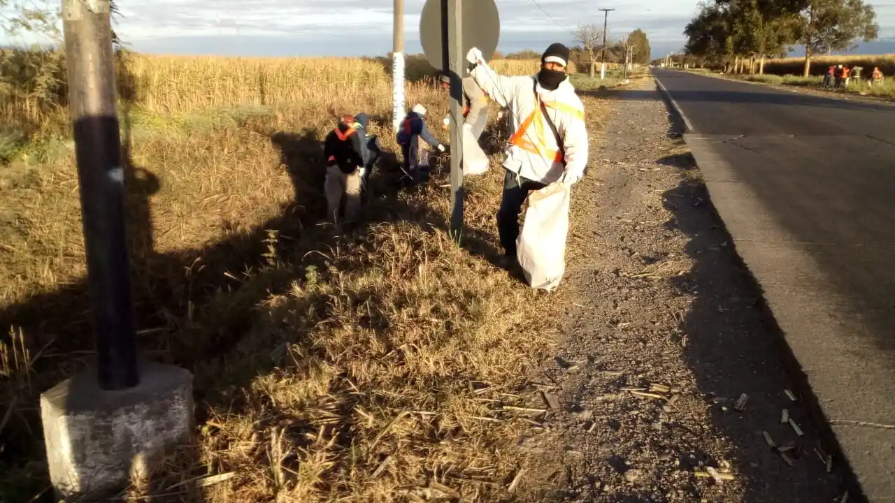Tras la queja de los ruralistas empezaron a limpiar la basura al costado de la ruta