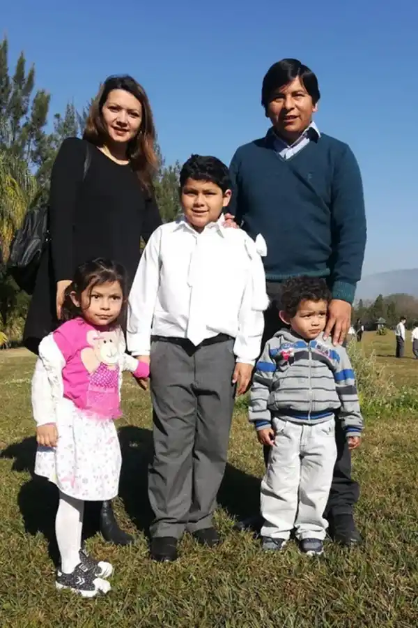 LABOR FAMILIAR. Julián Andrés Cari tuvo la ayuda de padres y hermanos.  