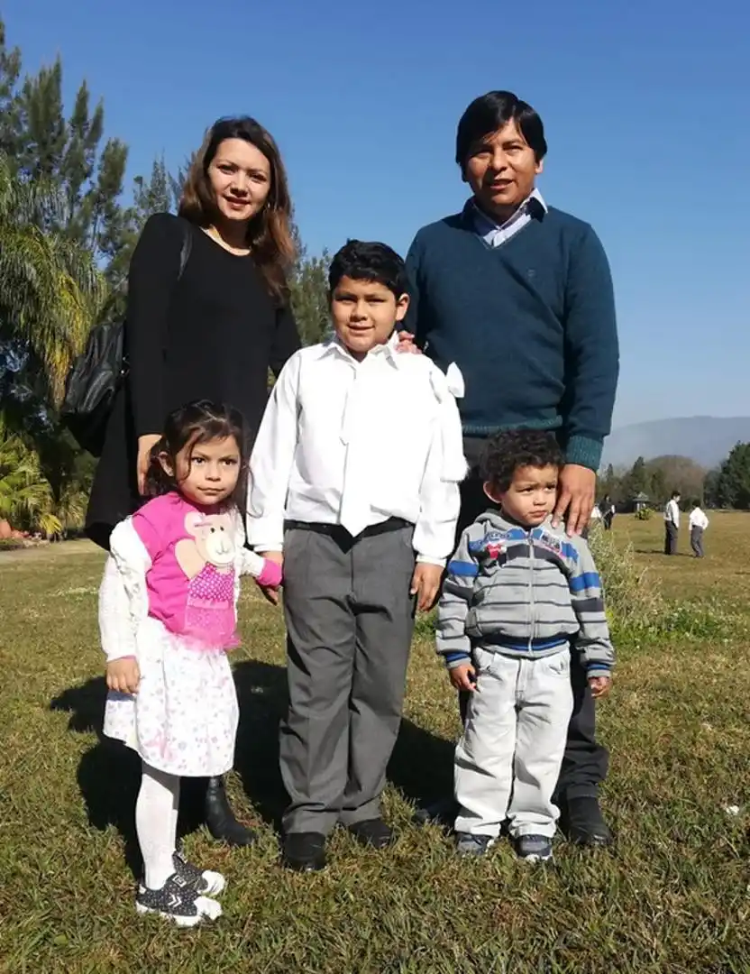 LABOR FAMILIAR. Julián Andrés Cari tuvo la ayuda de padres y hermanos.  