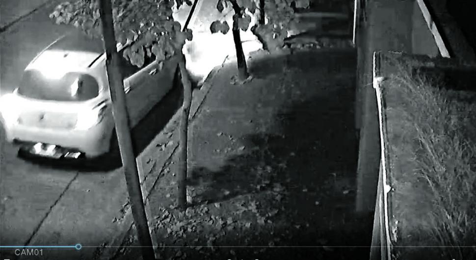    LAS IMÁGENES DE LA CÁMARA. Tres fotogramas que muestran la llegada del padre Juárez a la casa del acusado; cuando el sospechoso estaciona cerca del templo; y cuando aparece cruzando la calle para ir a su vehículo.  
