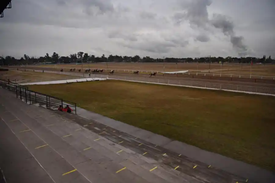 EN SOLEDAD. La ausencia de público en las tribunas, por protocolo, se hizo sentir.  