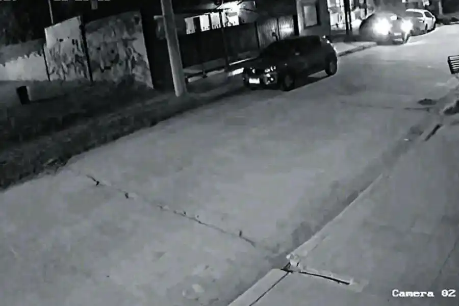   LAS IMÁGENES DE LA CÁMARA. Tres fotogramas que muestran la llegada del padre Juárez a la casa del acusado; cuando el sospechoso estaciona cerca del templo; y cuando aparece cruzando la calle para ir a su vehículo.  