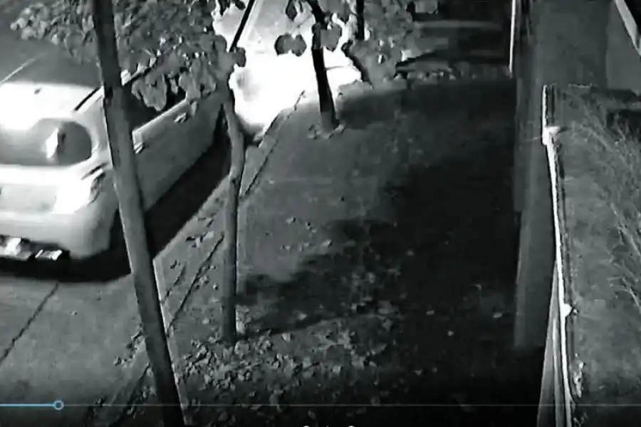    LAS IMÁGENES DE LA CÁMARA. Tres fotogramas que muestran la llegada del padre Juárez a la casa del acusado; cuando el sospechoso estaciona cerca del templo; y cuando aparece cruzando la calle para ir a su vehículo.  