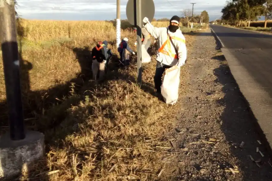Tras la queja de los ruralistas empezaron a limpiar la basura al costado de la ruta