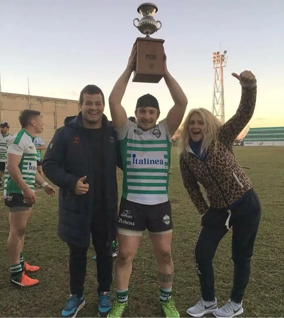 FESTEJOS. Erick, celebrando con su familia uno de los trofeos que ganó. 
